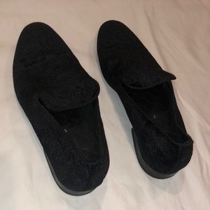 Black rose-designed loafers